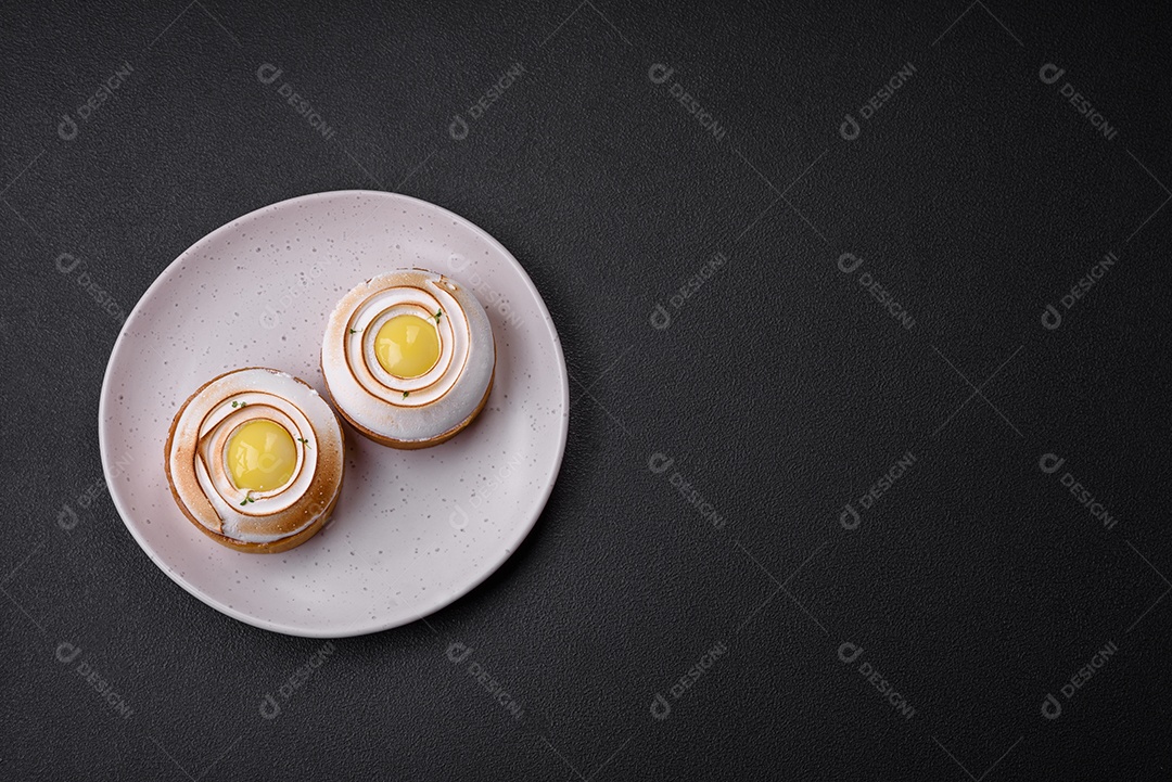 Deliciosa torta com recheio cítrico e creme de nozes sobre fundo de concreto texturizado