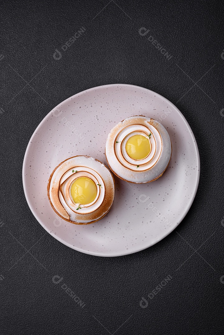 Deliciosa torta com recheio cítrico e creme de nozes sobre fundo de concreto texturizado