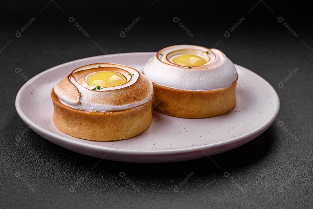 Deliciosa torta com recheio cítrico e creme de nozes sobre fundo de concreto texturizado
