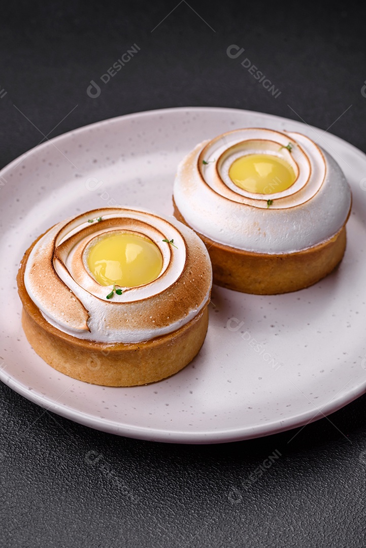 Deliciosa torta com recheio cítrico e creme de nozes sobre fundo de concreto texturizado