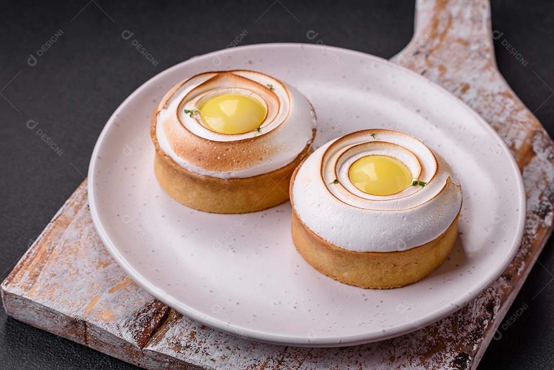 Deliciosa torta com recheio cítrico e creme de nozes sobre fundo de concreto texturizado