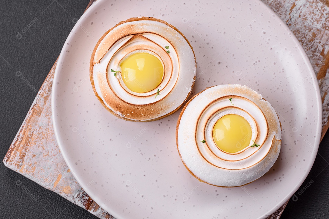 Deliciosa torta com recheio cítrico e creme de nozes sobre fundo de concreto texturizado