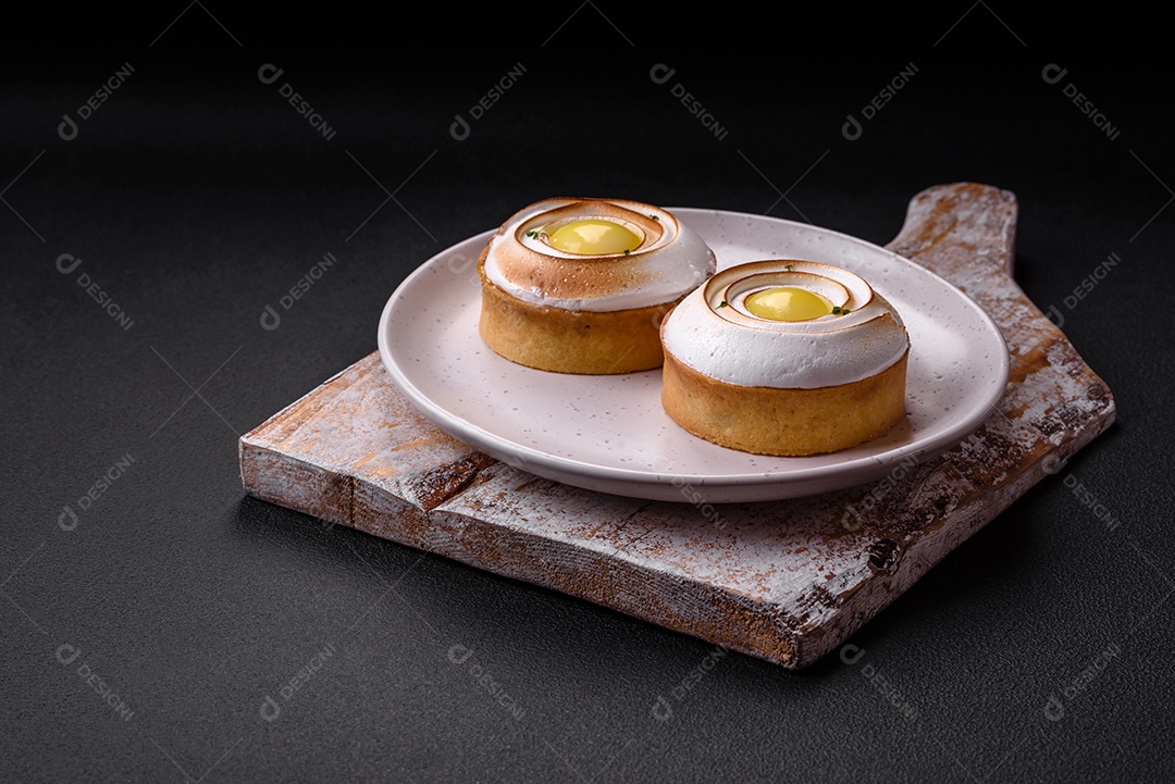 Deliciosa torta com recheio cítrico e creme de nozes sobre fundo de concreto texturizado