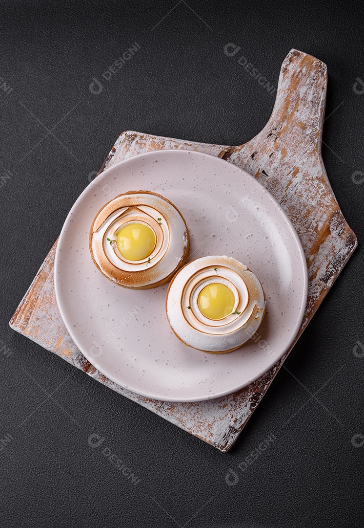 Deliciosa torta com recheio cítrico e creme de nozes sobre fundo de concreto texturizado
