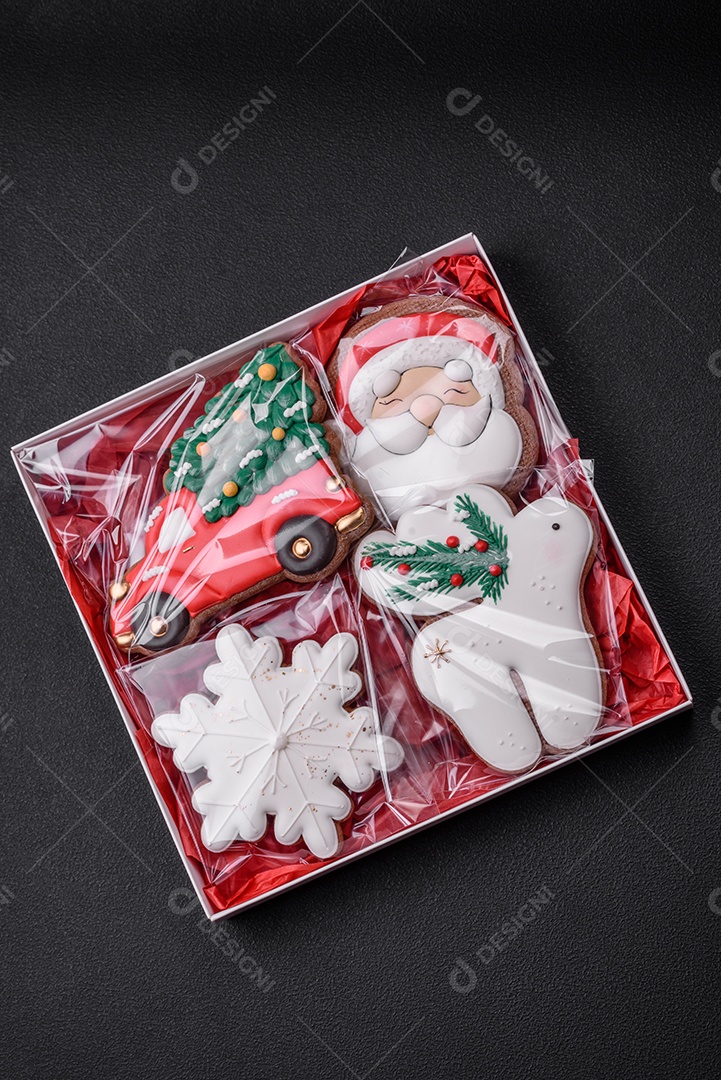 Delicioso pão de gengibre de Natal em um fundo textural escuro. Preparando-se para celebrar o Natal e o Ano Novo