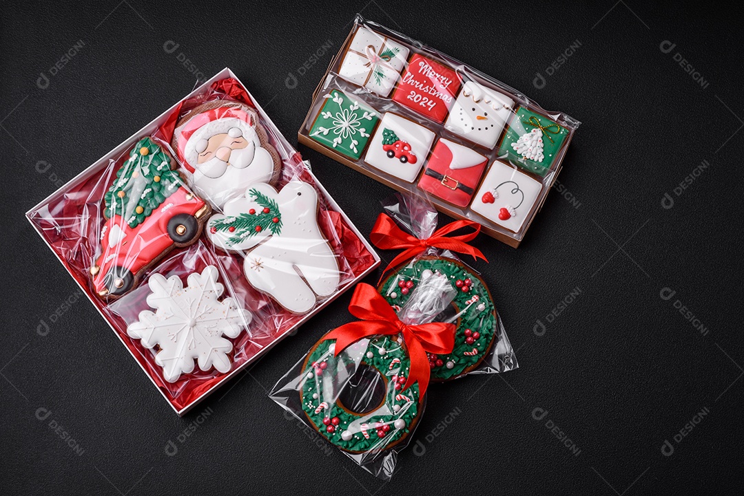 Delicioso pão de gengibre de Natal em um fundo textural escuro. Preparando-se para celebrar o Natal e o Ano Novo