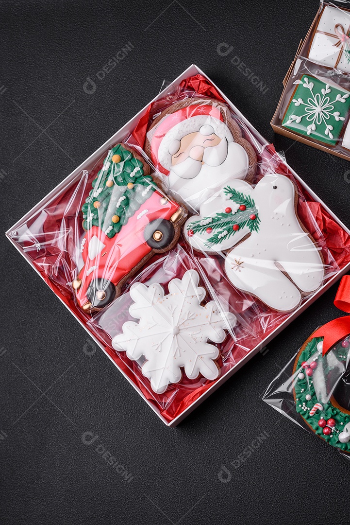 Delicioso pão de gengibre de Natal em um fundo textural escuro. Preparando-se para celebrar o Natal e o Ano Novo