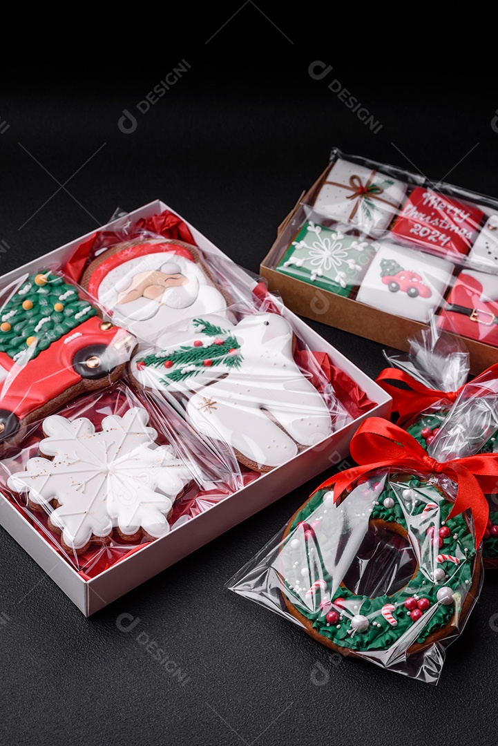 Delicioso pão de gengibre de Natal em um fundo textural escuro. Preparando-se para celebrar o Natal e o Ano Novo