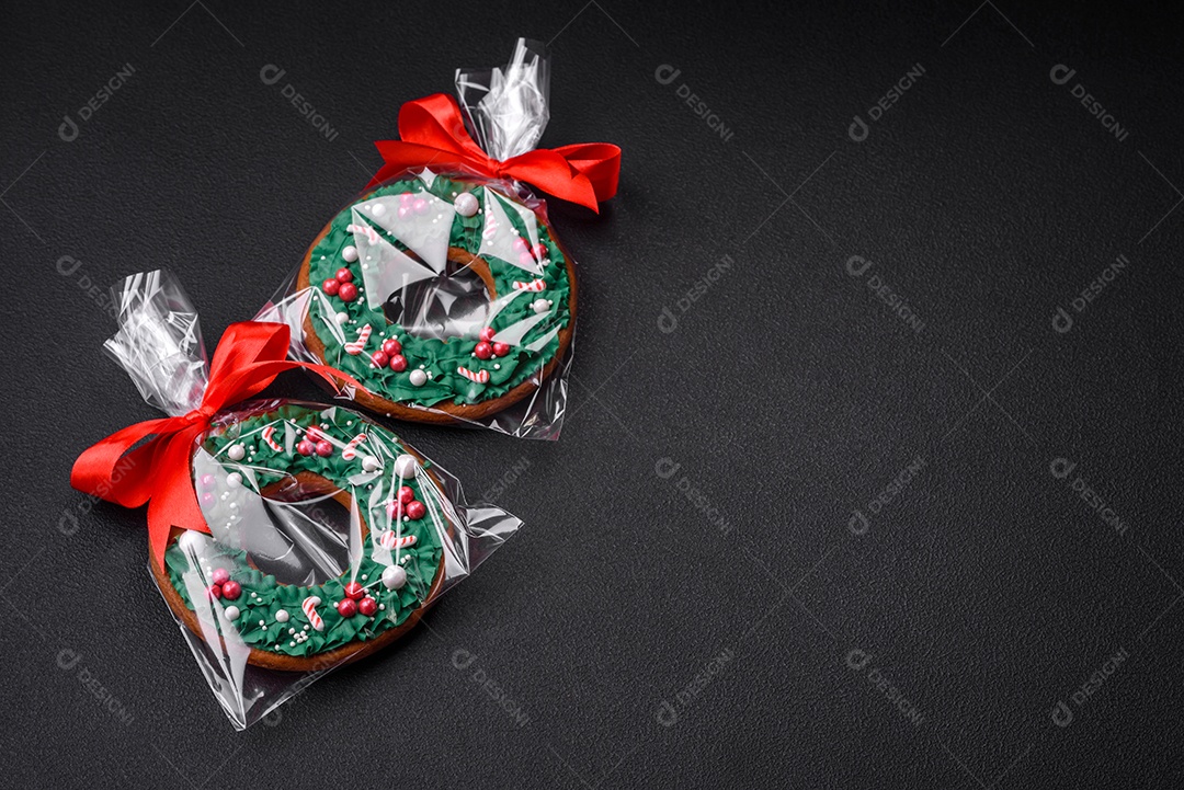 Delicioso pão de gengibre de Natal em um fundo textural escuro. Preparando-se para celebrar o Natal e o Ano Novo