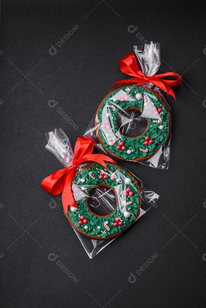 Delicioso pão de gengibre de Natal em um fundo textural escuro. Preparando-se para celebrar o Natal e o Ano Novo