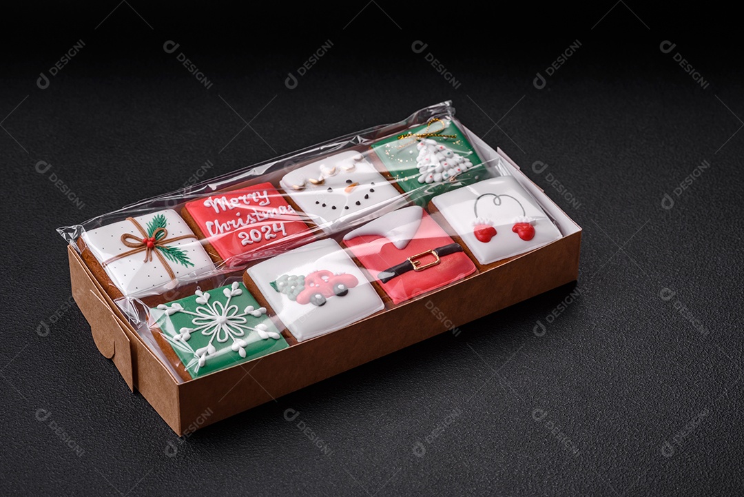 Delicioso pão de gengibre de Natal em um fundo textural escuro. Preparando-se para celebrar o Natal e o Ano Novo