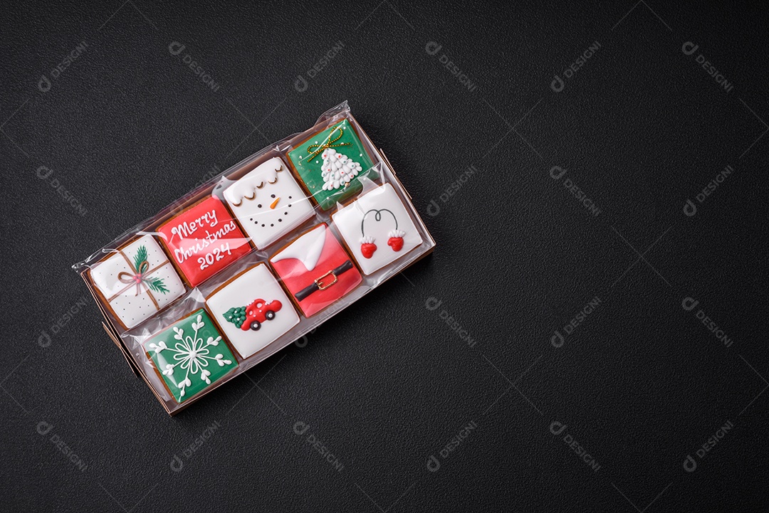 Deliciosos e lindos de gengibre de Natal sobre um fundo de concreto texturizado como decoração para uma mesa festiva de Ano Novo