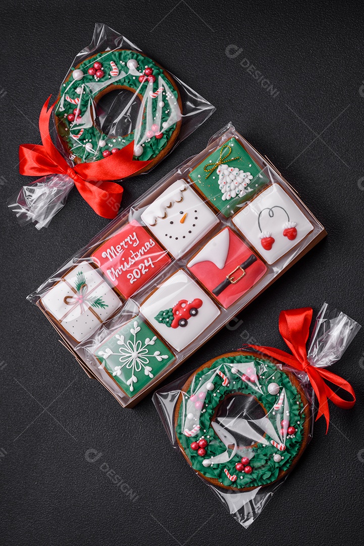 Delicioso pão de gengibre de Natal em um fundo textural escuro. Preparando-se para celebrar o Natal e o Ano Novo