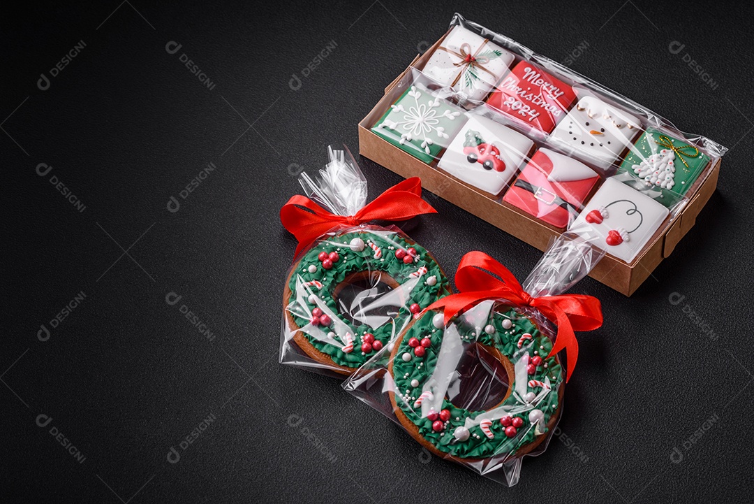 Delicioso pão de gengibre de Natal em um fundo textural escuro. Preparando-se para celebrar o Natal e o Ano Novo