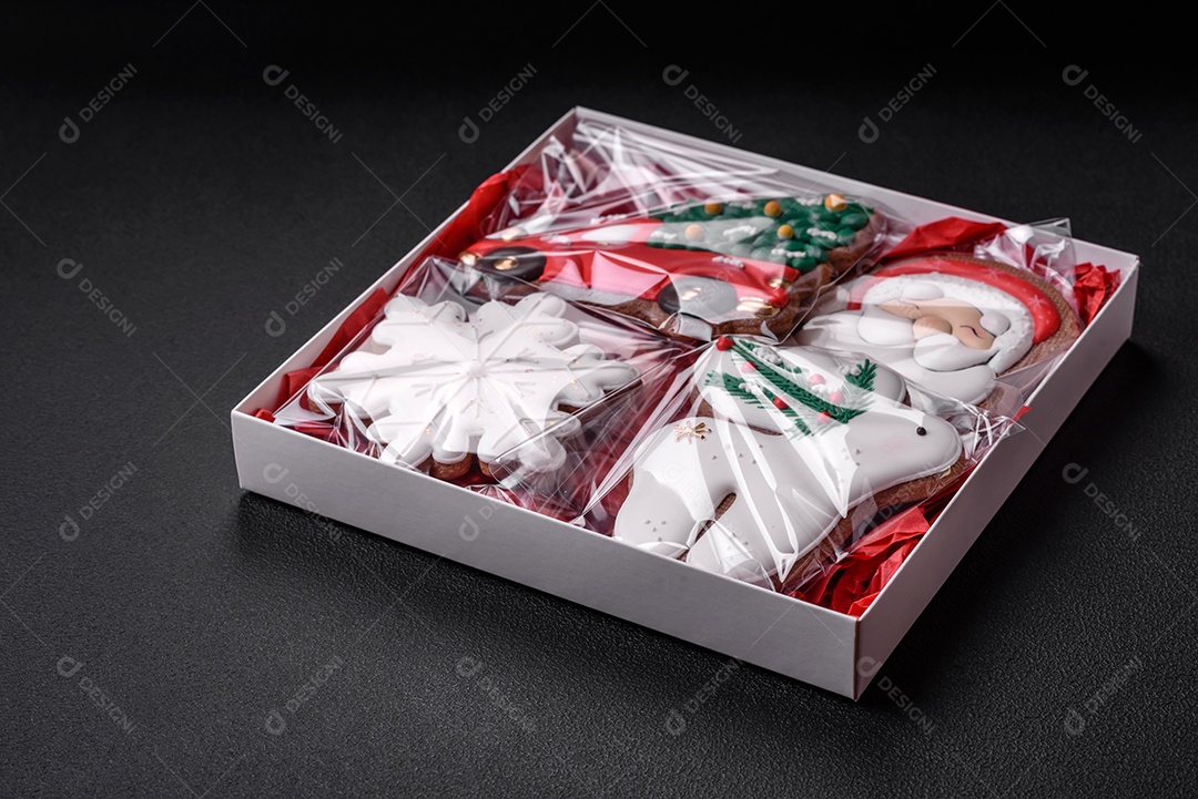 Delicioso pão de gengibre de Natal em um fundo textural escuro. Preparando-se para celebrar o Natal e o Ano Novo