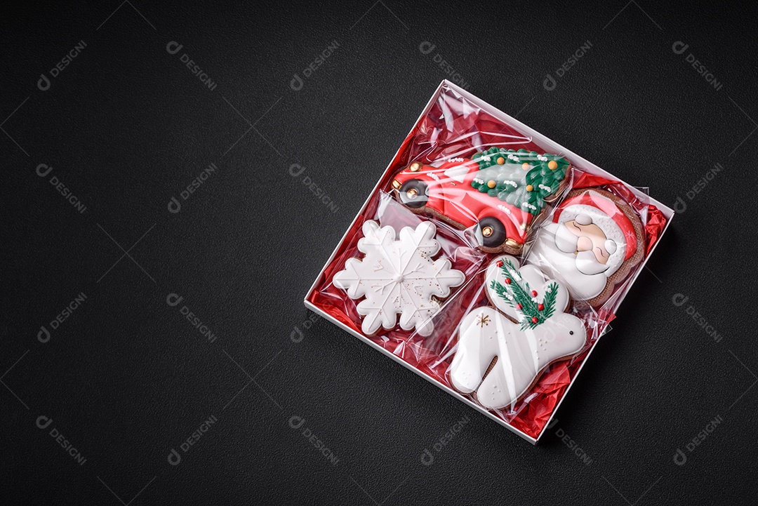 Delicioso pão de gengibre de Natal em um fundo textural escuro. Preparando-se para celebrar o Natal e o Ano Novo