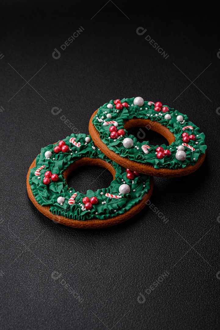 Delicioso pão de gengibre de Natal em um fundo textural escuro. Preparando-se para celebrar o Natal e o Ano Novo