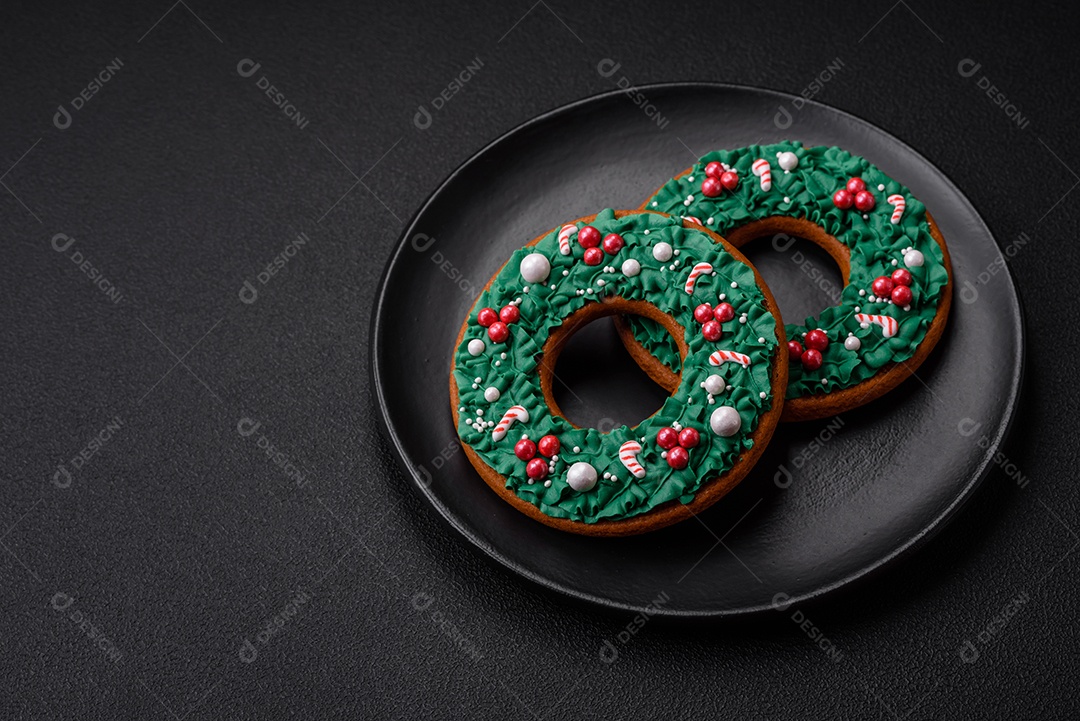 Delicioso pão de gengibre de Natal em um fundo textural escuro. Preparando-se para celebrar o Natal e o Ano Novo