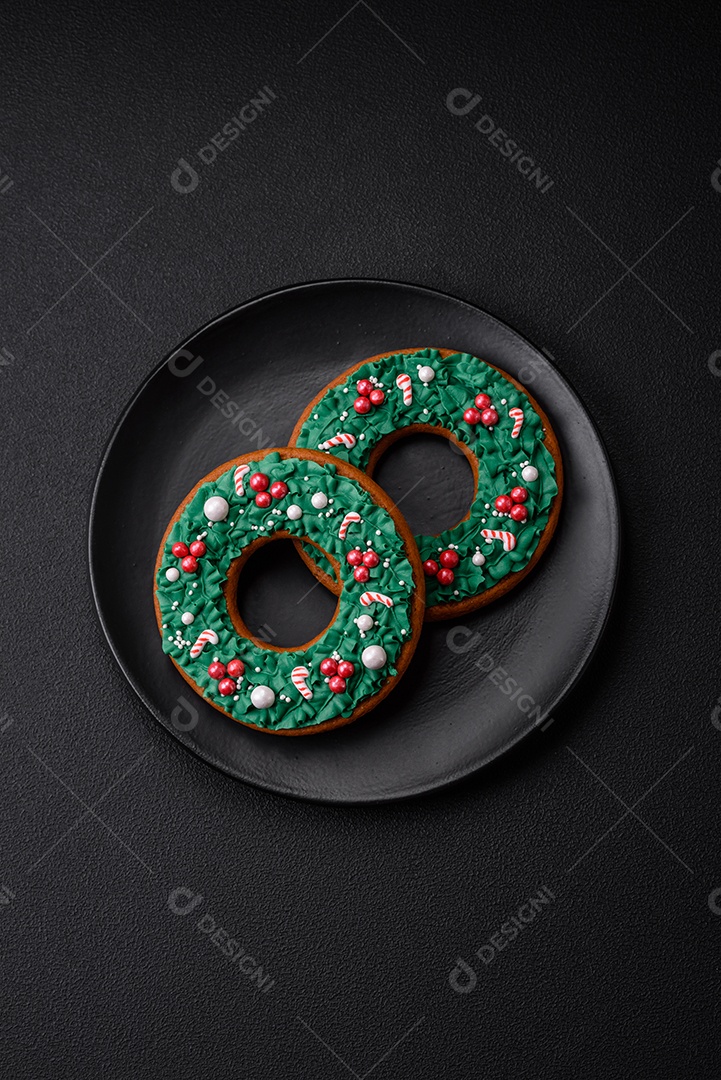 Delicioso pão de gengibre de Natal em um fundo textural escuro. Preparando-se para celebrar o Natal e o Ano Novo