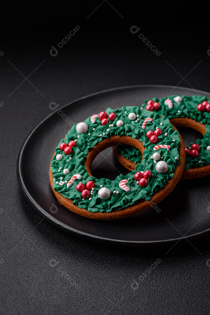 Delicioso pão de gengibre de Natal em um fundo textural escuro. Preparando-se para celebrar o Natal e o Ano Novo