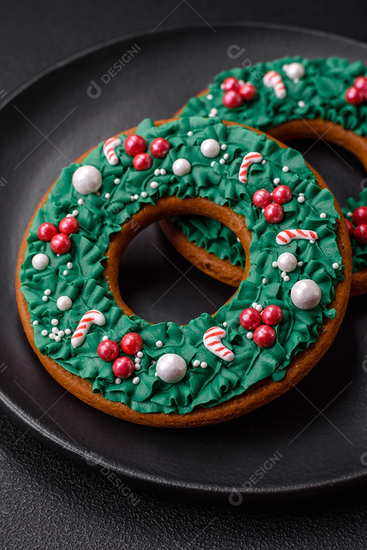 Delicioso pão de gengibre de Natal em um fundo textural escuro. Preparando-se para celebrar o Natal e o Ano Novo