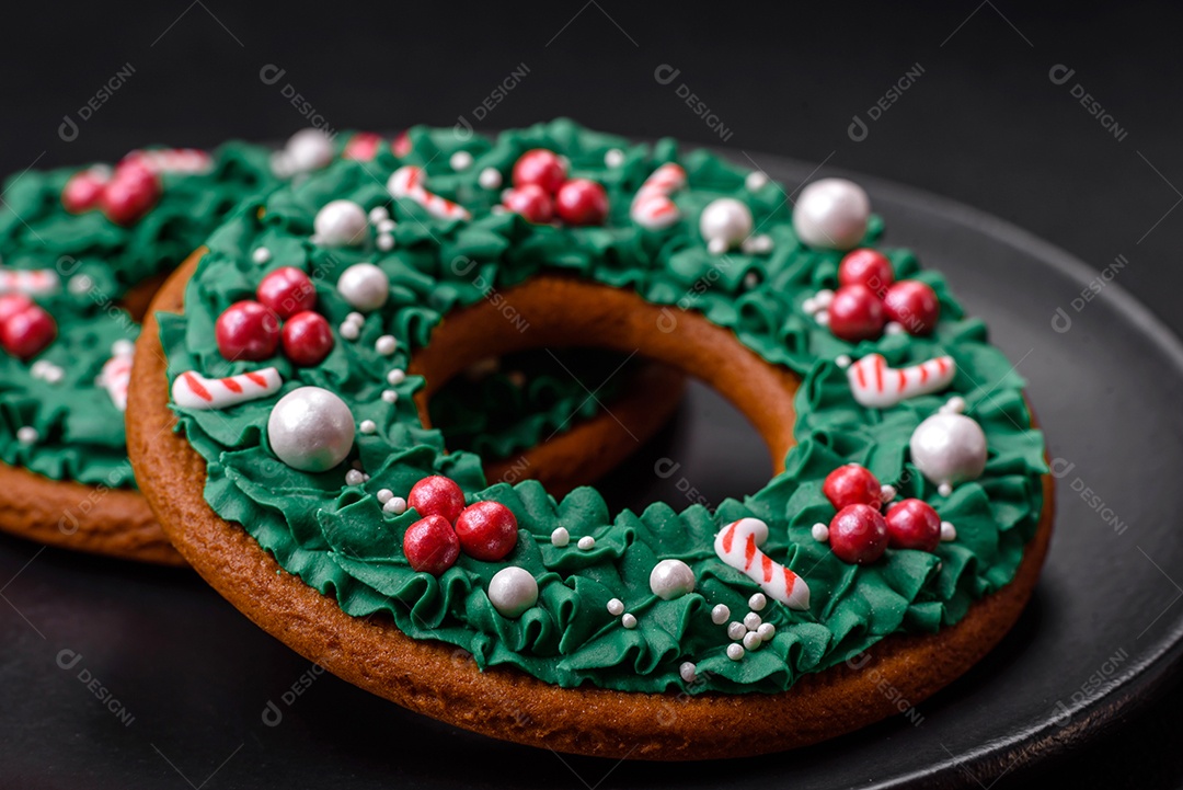 Delicioso pão de gengibre de Natal em um fundo textural escuro. Preparando-se para celebrar o Natal e o Ano Novo