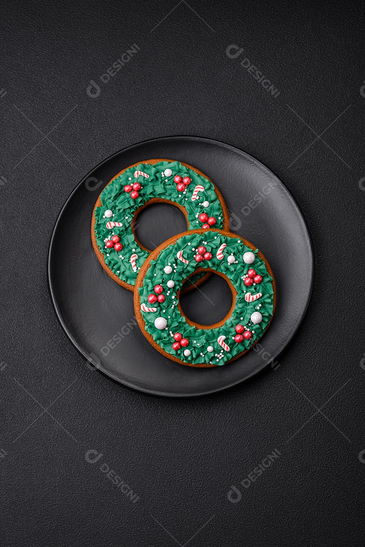 Delicioso pão de gengibre de Natal em um fundo textural escuro. Preparando-se para celebrar o Natal e o Ano Novo