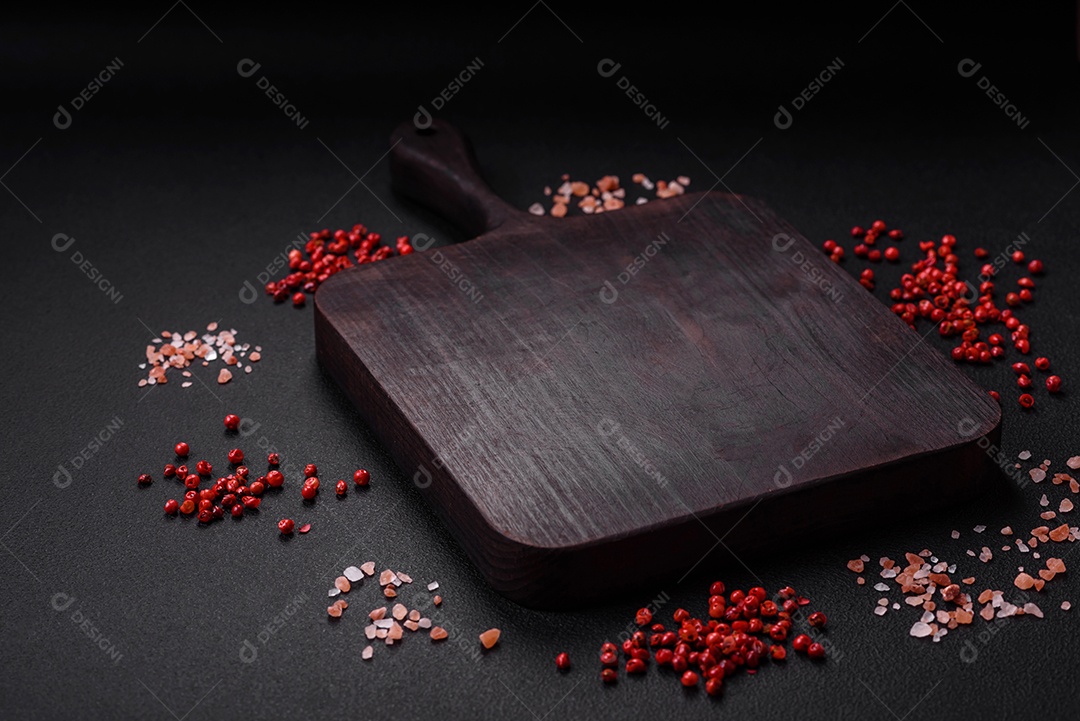 Ingredientes para cozinhar tomate cereja, sal, especiarias e ervas sobre um fundo escuro de concreto