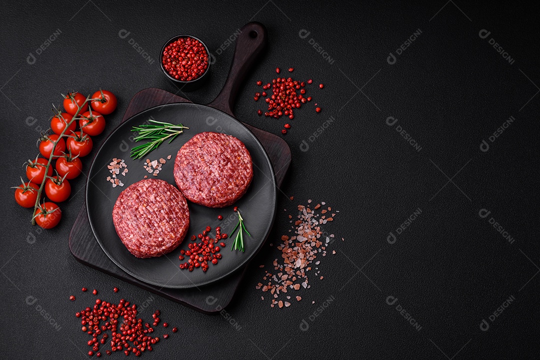 Hambúrguer de carne moída crua fresca com sal e especiarias em fundo de concreto texturizado