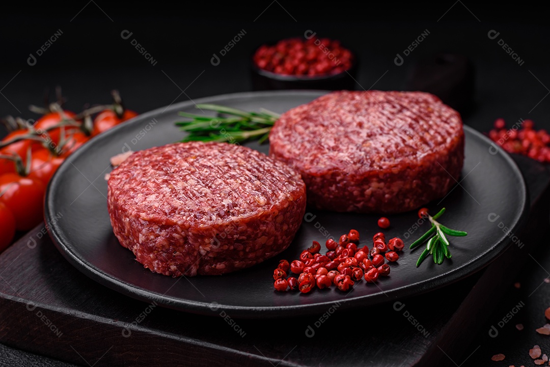 Hambúrguer de carne moída crua fresca com sal e especiarias em fundo de concreto texturizado
