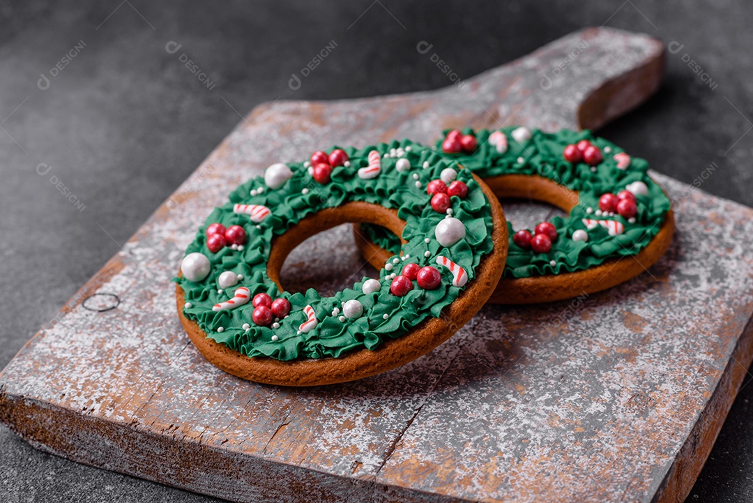 Deliciosos e lindos biscoitos de gengibre de Natal sobre um fundo de concreto texturizado como decoração para uma mesa festiva de Ano Novo