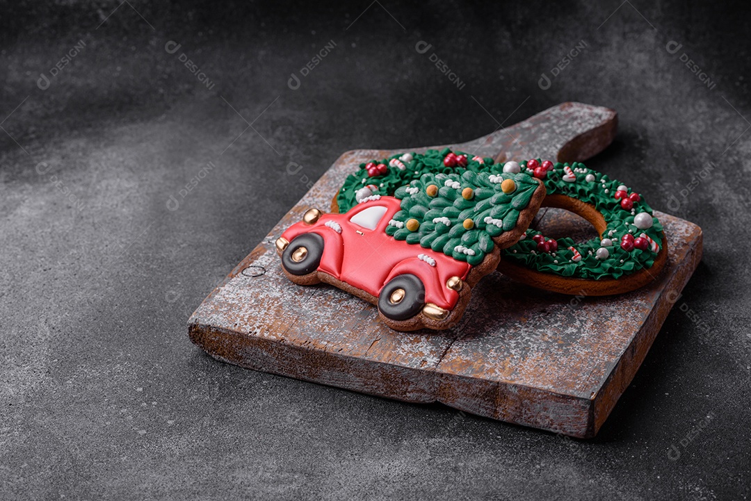 Deliciosos e lindos biscoitos de gengibre de Natal sobre um fundo de concreto texturizado como decoração para uma mesa festiva de Ano Novo