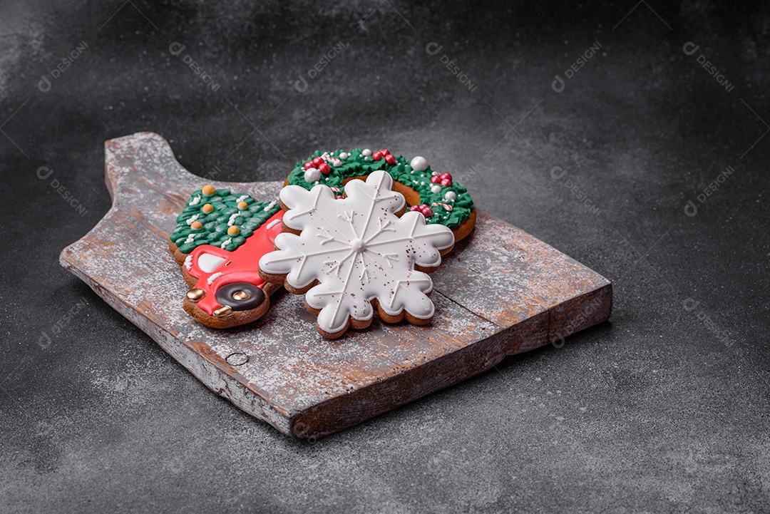 Deliciosos e lindos biscoitos de gengibre de Natal sobre um fundo de concreto texturizado como decoração para uma mesa festiva de Ano Novo