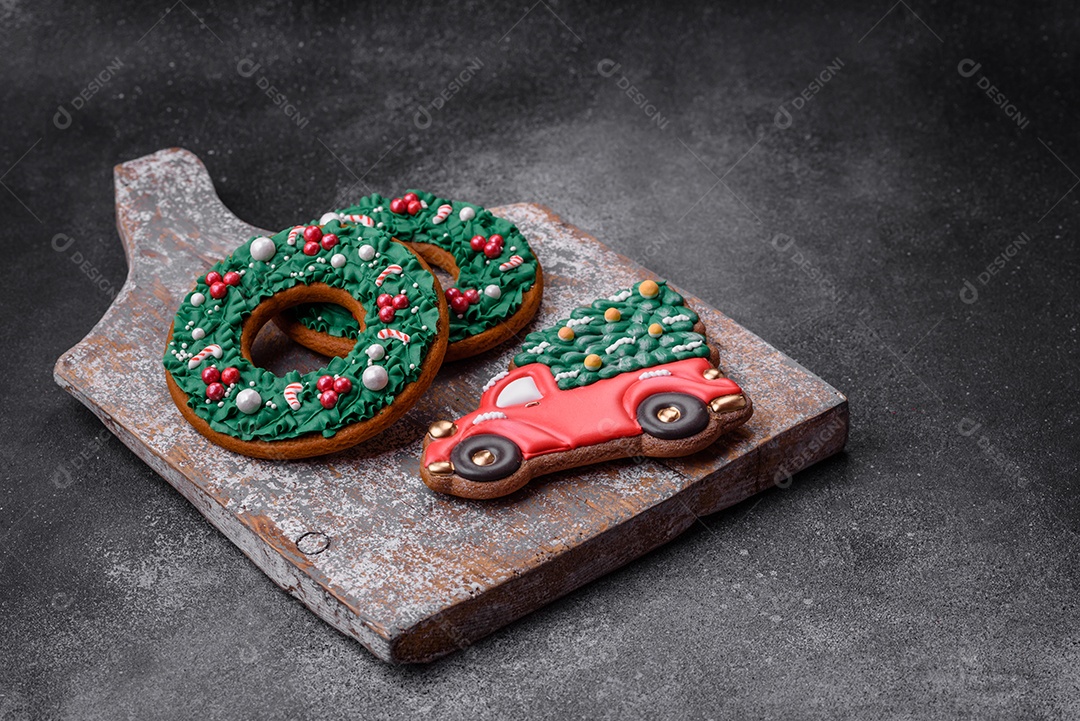 Deliciosos e lindos biscoitos de gengibre de Natal sobre um fundo de concreto texturizado como decoração para uma mesa festiva de Ano Novo
