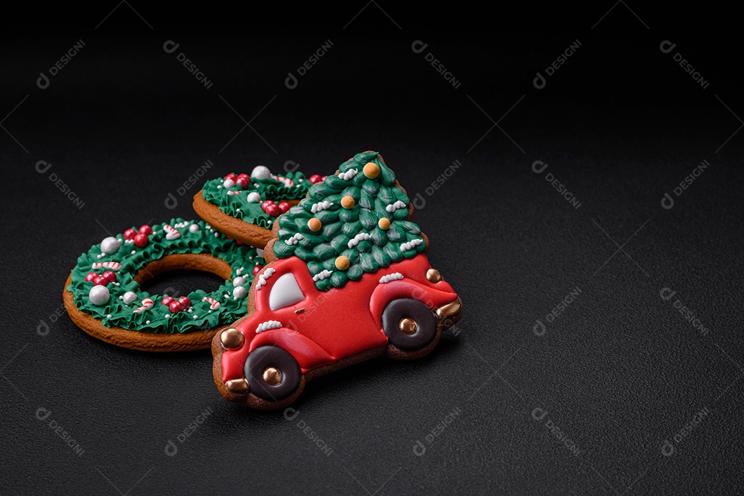 Deliciosos e lindos biscoitos de gengibre de Natal sobre um fundo de concreto texturizado como decoração para uma mesa festiva de Ano Novo