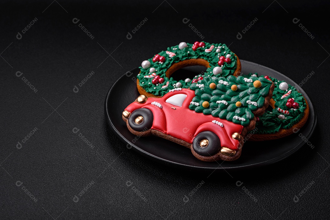 Deliciosos e lindos biscoitos de gengibre de Natal sobre um fundo de concreto texturizado como decoração para uma mesa festiva de Ano Novo