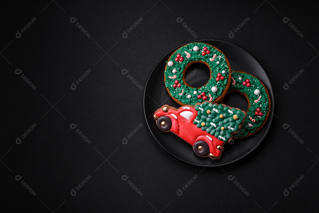 Deliciosos e lindos biscoitos de gengibre de Natal sobre um fundo de concreto texturizado como decoração para uma mesa festiva de Ano Novo