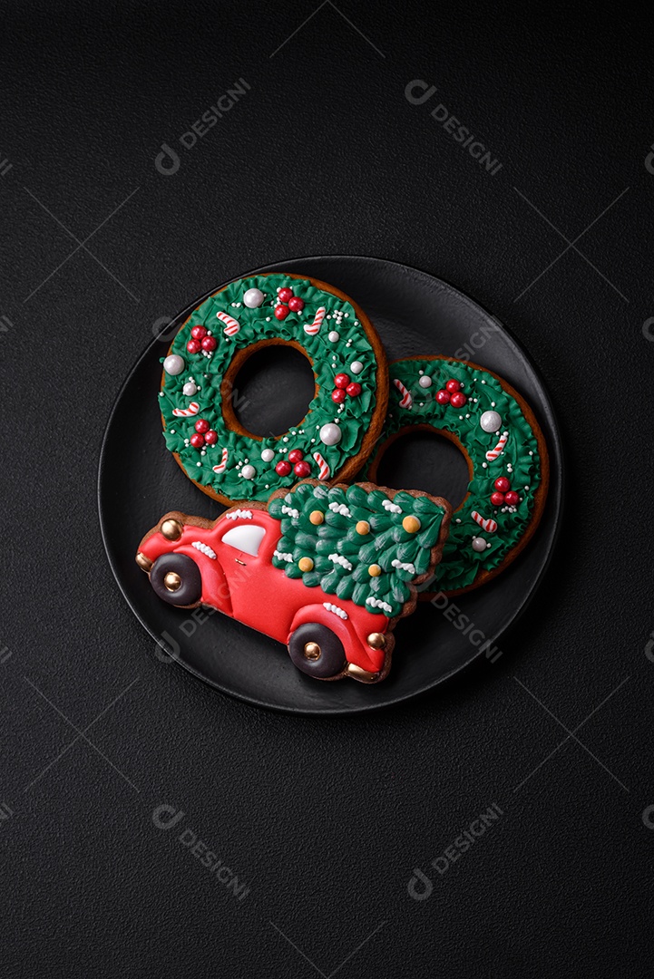 Deliciosos e lindos biscoitos de gengibre de Natal sobre um fundo de concreto texturizado como decoração para uma mesa festiva de Ano Novo