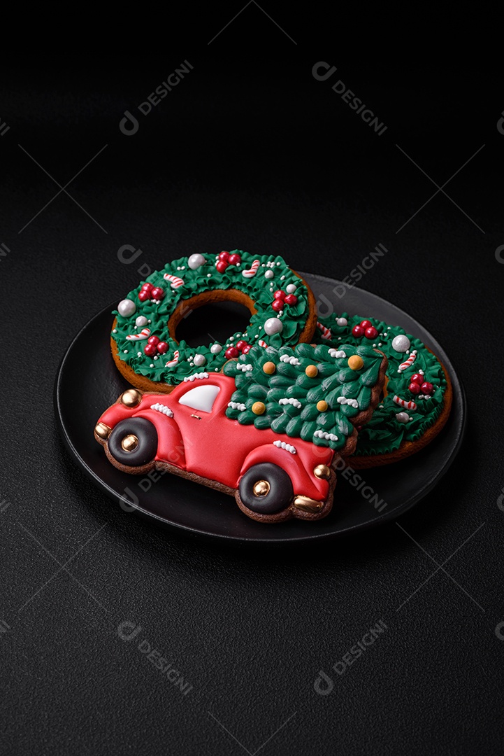 Deliciosos e lindos biscoitos de gengibre de Natal sobre um fundo de concreto texturizado como decoração para uma mesa festiva de Ano Novo