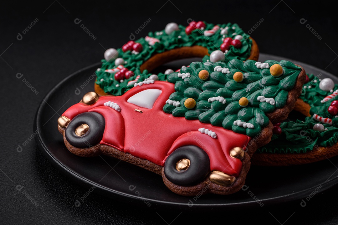 Deliciosos e lindos biscoitos de gengibre de Natal sobre um fundo de concreto texturizado como decoração para uma mesa festiva de Ano Novo