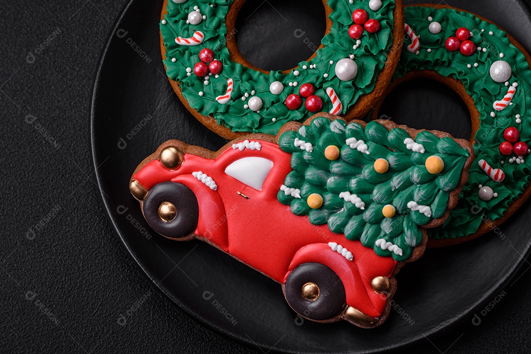 Deliciosos e lindos biscoitos de gengibre de Natal sobre um fundo de concreto texturizado como decoração para uma mesa festiva de Ano Novo