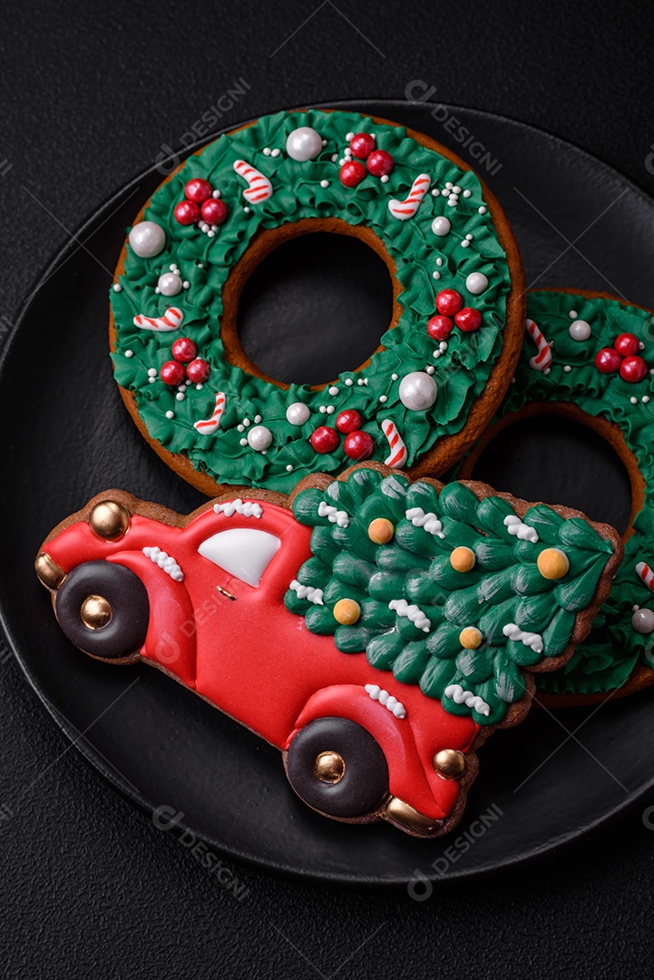 Deliciosos e lindos biscoitos de gengibre de Natal sobre um fundo de concreto texturizado como decoração para uma mesa festiva de Ano Novo