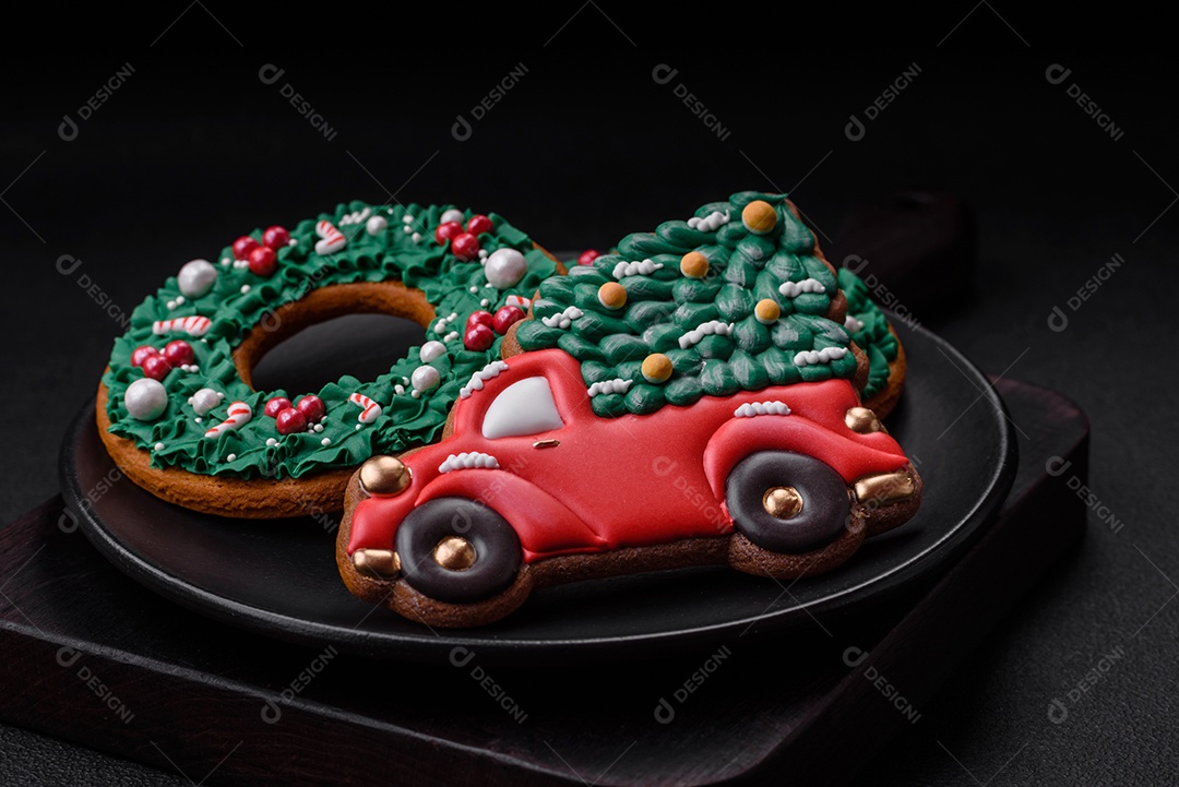 Deliciosos e lindos biscoitos de gengibre de Natal sobre um fundo de concreto texturizado como decoração para uma mesa festiva de Ano Novo