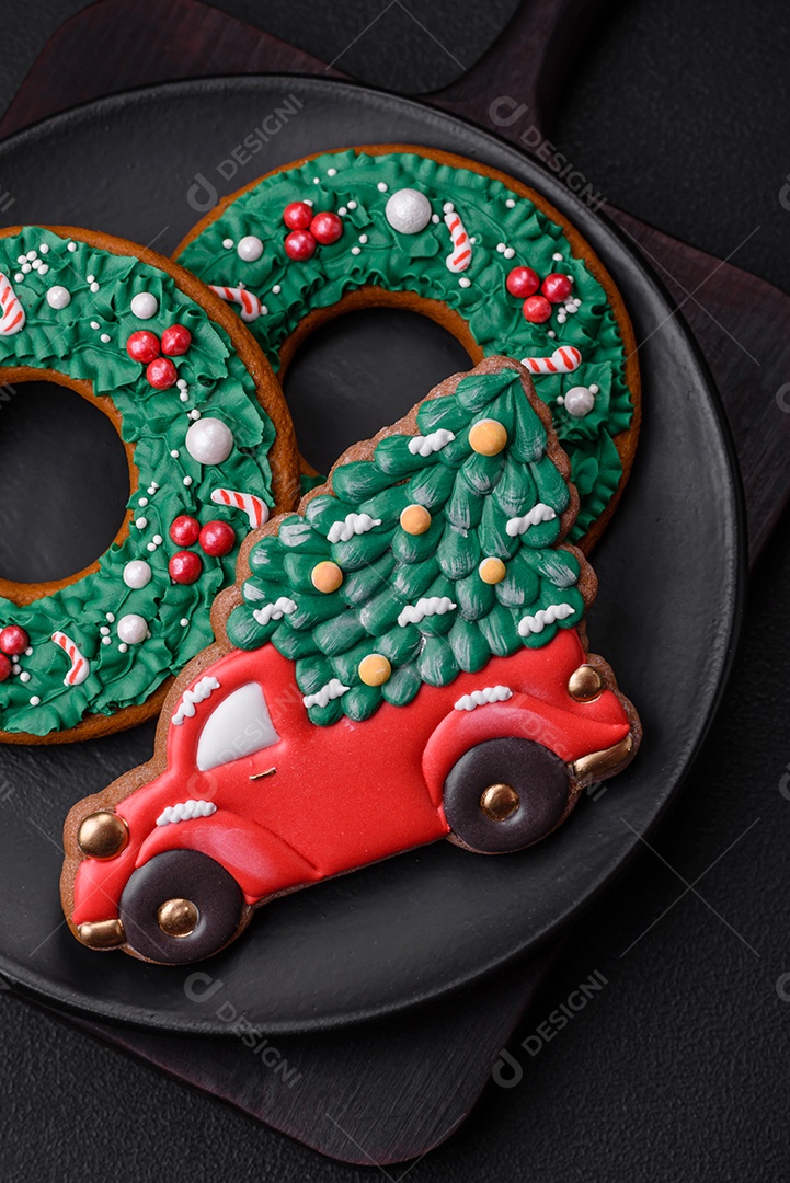 Deliciosos e lindos biscoitos de gengibre de Natal sobre um fundo de concreto texturizado como decoração para uma mesa festiva de Ano Novo