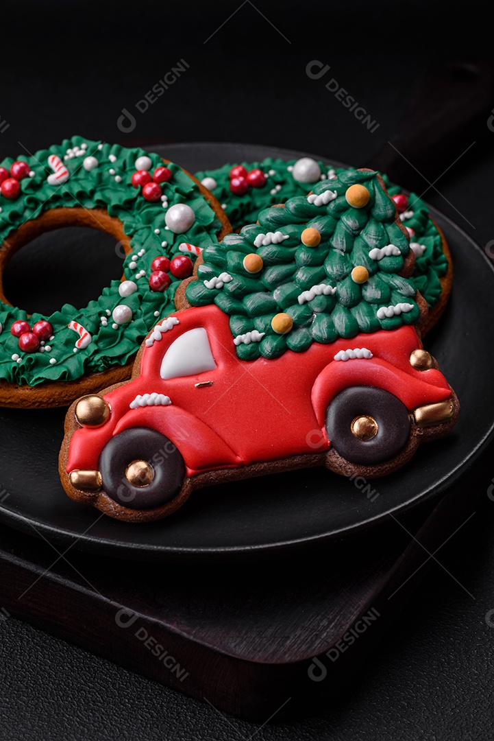 Deliciosos e lindos biscoitos de gengibre de Natal sobre um fundo de concreto texturizado como decoração para uma mesa festiva de Ano Novo