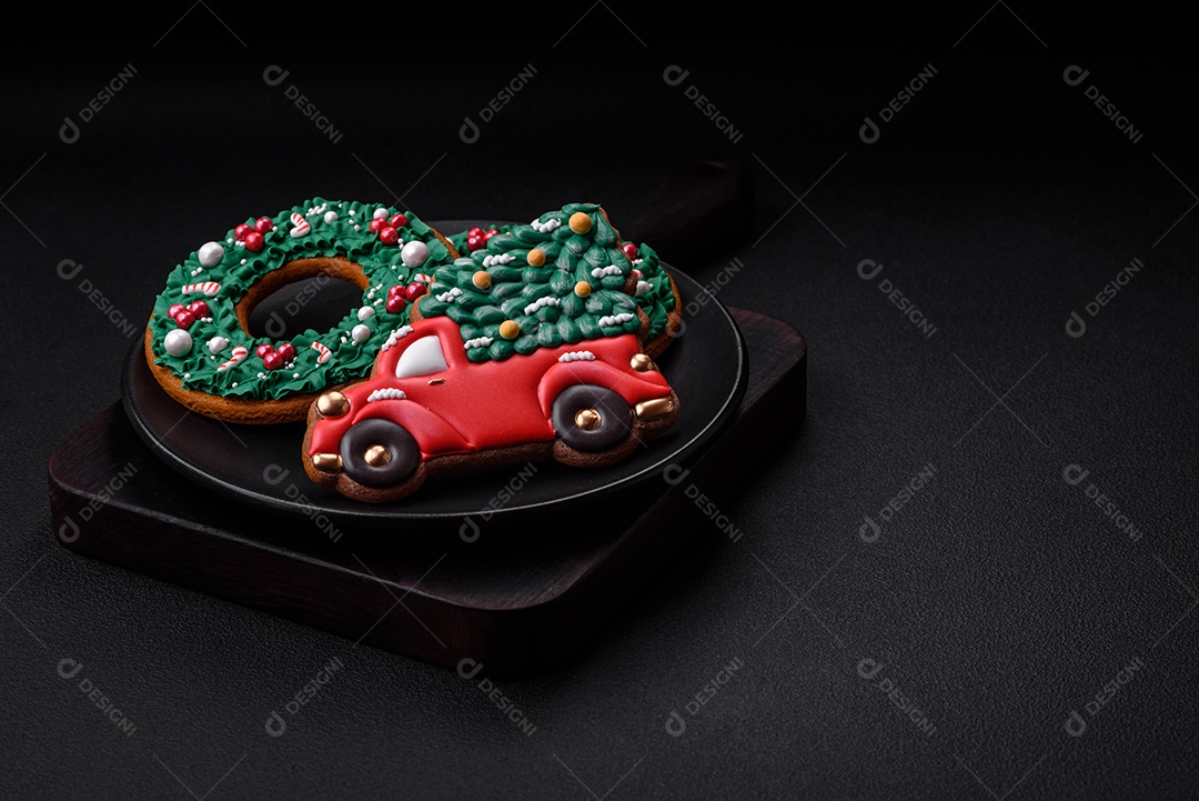 Deliciosos e lindos biscoitos de gengibre de Natal sobre um fundo de concreto texturizado como decoração para uma mesa festiva de Ano Novo