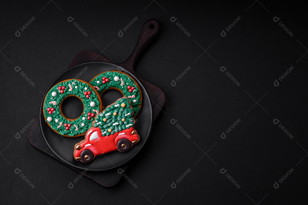 Deliciosos e lindos biscoitos de gengibre de Natal sobre um fundo de concreto texturizado como decoração para uma mesa festiva de Ano Novo