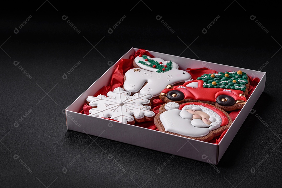 Deliciosos e lindos de gengibre de Natal sobre um fundo de concreto texturizado como decoração para uma mesa festiva de Ano Novo