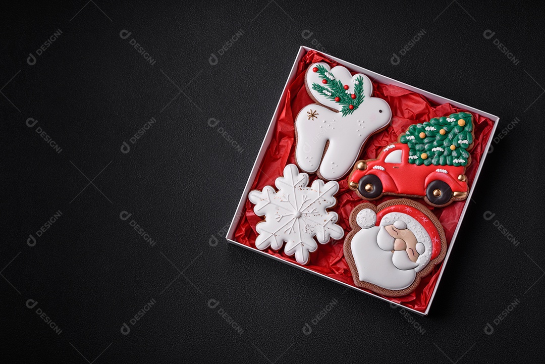 Deliciosos e lindos biscoitos de gengibre de Natal sobre um fundo de concreto texturizado como decoração para uma mesa festiva de Ano Novo