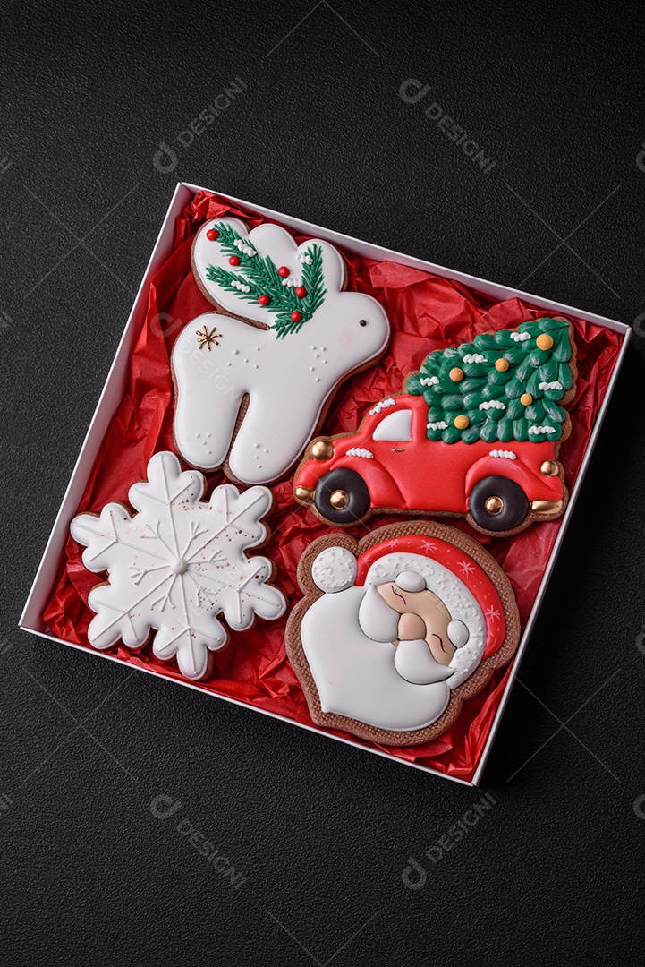 Deliciosos e lindos biscoitos de gengibre de Natal sobre um fundo de concreto texturizado como decoração para uma mesa festiva de Ano Novo